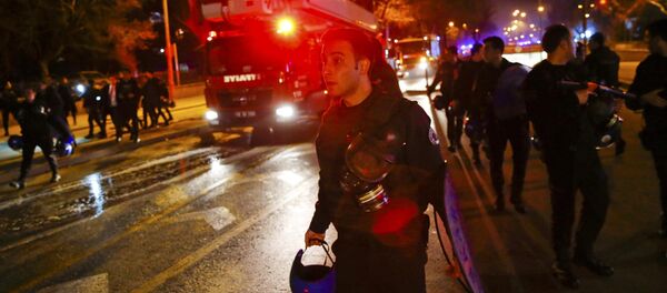 Пожарные машины и спасатели едут на место взрыва в Анкаре. Пожарные машины и спасатели едут на место взрыва в Анкаре. - Sputnik Грузия