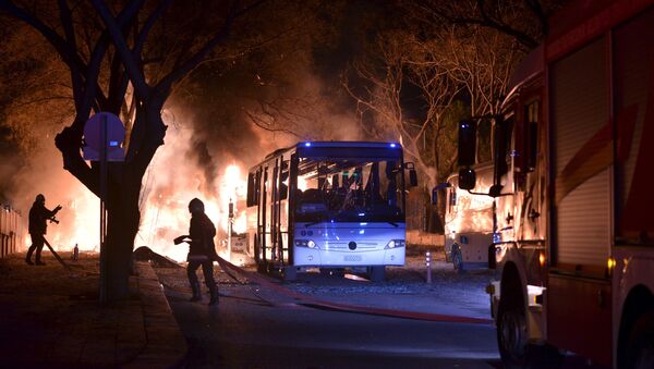 Пожарные и спасатели работают на месте взрыва в Анкаре - Sputnik Грузия