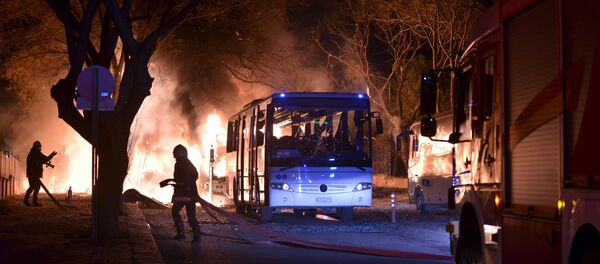 Пожарные и спасатели работают на месте взрыва в Анкаре - Sputnik Грузия