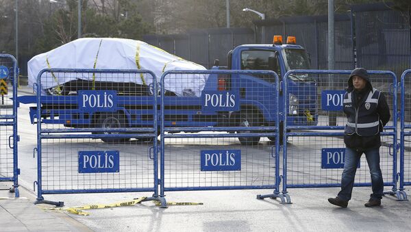 Поврежденную машину увозят с места теракта в Анкаре. - Sputnik Грузия