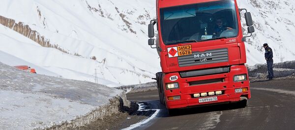 Полицейский наблюдает за проездом трейлера по Военно-Грузинской дороге - Sputnik Грузия
