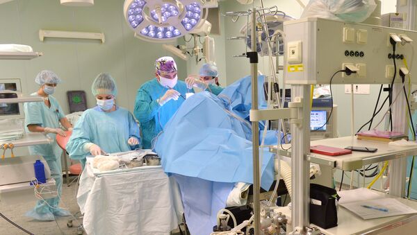 В операционном блоке РНПЦ неврологии и нейрохирургии идет операция по удалению опухоли головного мозга - Sputnik Грузия
