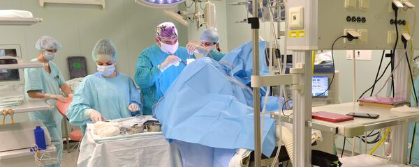 В операционном блоке РНПЦ неврологии и нейрохирургии идет операция по удалению опухоли головного мозга - Sputnik Грузия