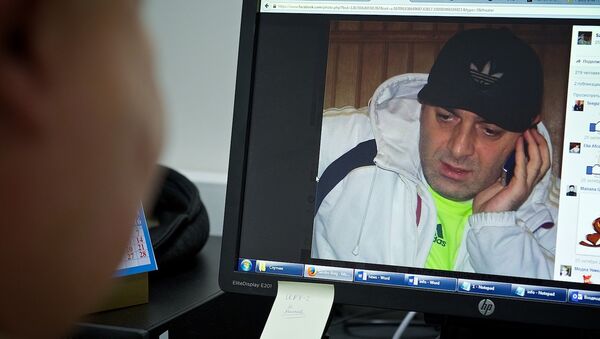 Мужчина рассматривает страницу Сандро Брегадзе в Facebook - Sputnik Грузия