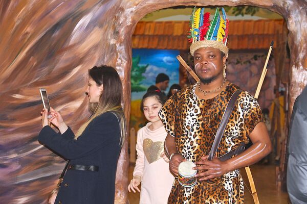 Одетый в африканскую одежду сотрудник мини-зоопарка тоже привлекает посетителей. - Sputnik Грузия