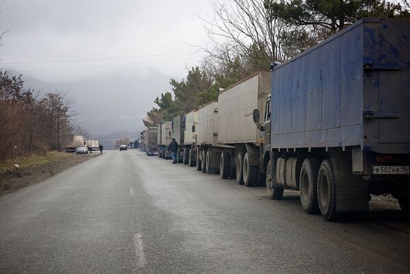 Очередь из грузовых автомашин на Военно-Грузинской дороге. В настоящее время тут действуют ограничения. - Sputnik Грузия