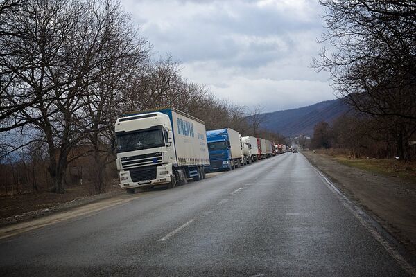 Очередь из грузовых автомашин, направляющихся в сторону грузино-российской границы. Кажется, что она тянется вдоль дороги до горизонта. - Sputnik Грузия