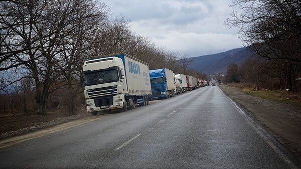 Очередь из грузовых автомашин, направляющихся в сторону грузино-российской границы. - Sputnik Грузия