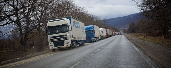 Очередь из грузовых автомашин, направляющихся в сторону грузино-российской границы. - Sputnik Грузия