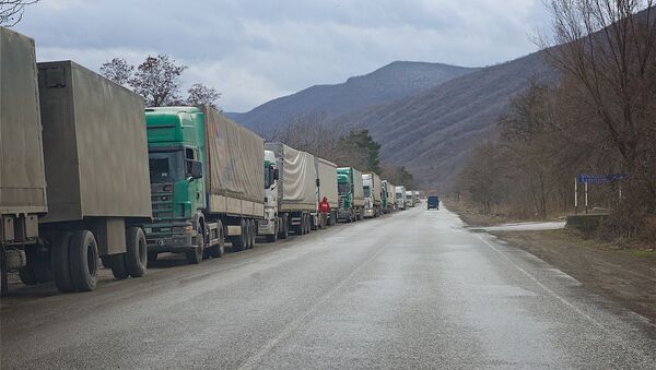 Грузовые машины ждут снятия ограничений на движение по Военно-Грузинской дороге - Sputnik Грузия