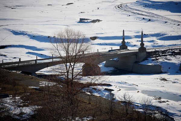 Проезжая по Военно-Грузинской дороге, на пути встречается замерзшее Жинвальское водохранилище. - Sputnik Грузия