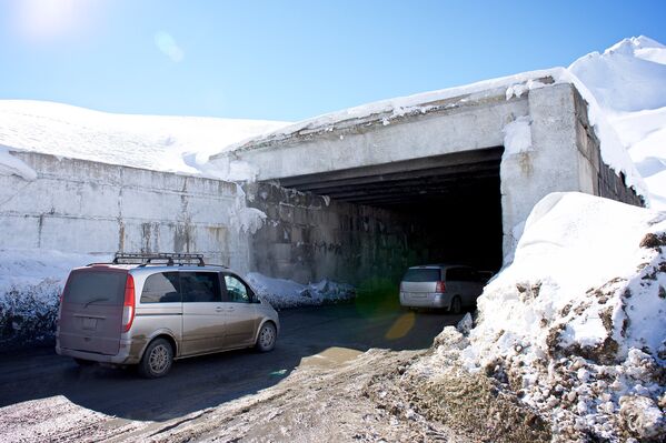 Один из нескольких объездных тоннелей на Военно-Грузинской дороге, по пути к грузино-российской границе. Тоннели для движения транспорта открывают в зимнее время, так как участок главной дороги, проходящий через горы, закрыт из-за снега. Тоннели были построены в советское время и не были рассчитаны на крупногабаритные современные трейлеры. Поэтому через некоторые тоннели грузовые машины могут проезжать одновременно только в одну сторону. - Sputnik Грузия