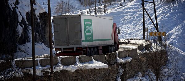 На Военно-Грузинской дороге, проходящей через горы, много поворотов и опасных участков, особенно в зимнее время. - Sputnik Грузия