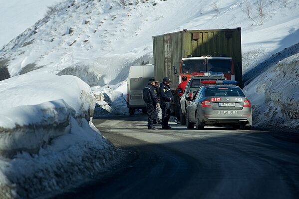 Полиция следит за порядком на Военно-Грузинской дороге во время введения ограничений на движение в зимнее время. - Sputnik Грузия