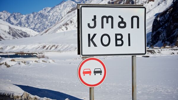 Дорожный указатель у поселка Коби на Военно-Грузинской дороге - Sputnik Грузия