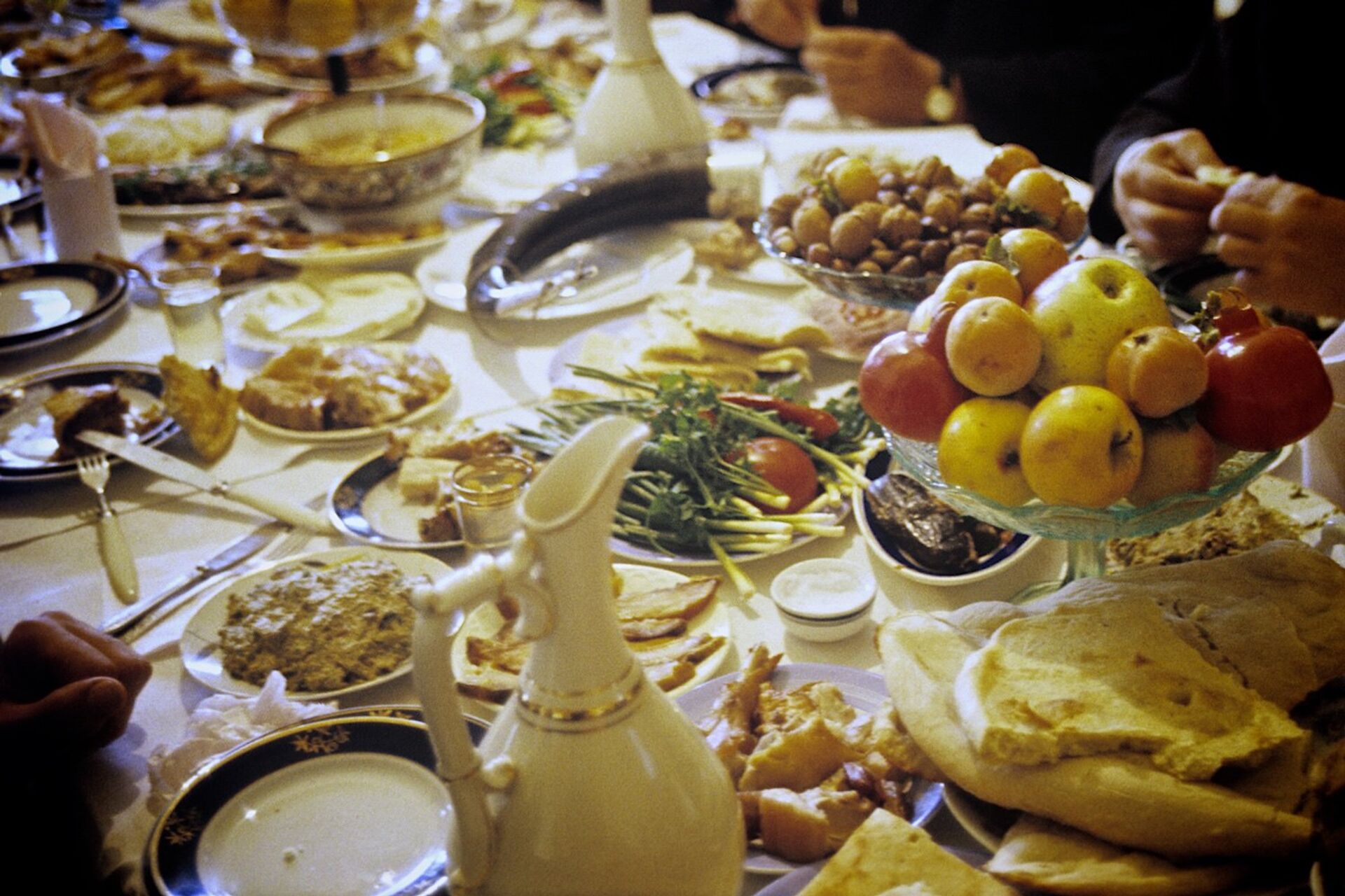 Грузинское застолье - семья собралась за ужином в одном из сел Терджольского района. - Sputnik საქართველო, 1920, 30.12.2021