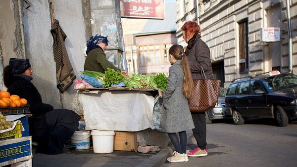 Женщина с ребенком покупает овощи на одной из улиц в старом городе - Sputnik Грузия