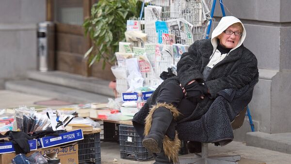 Женщина торгует газетами на одной из тбилисских улиц - Sputnik Грузия
