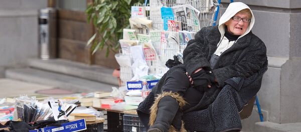 Женщина торгует газетами на одной из тбилисских улиц - Sputnik Грузия
