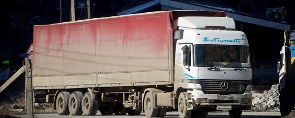 Грузовой трейлер на Военно-Грузинской дороге у ТПП Дариали - Sputnik Грузия