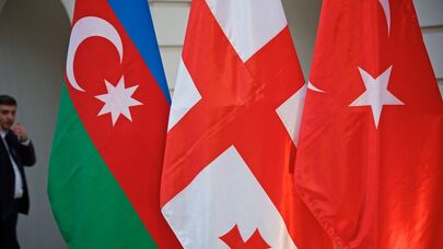 Флаги на встрече делегаций Азербайджана, Грузии и Турции