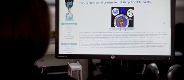 Девушка читает сайт Wikileaks - Sputnik Грузия