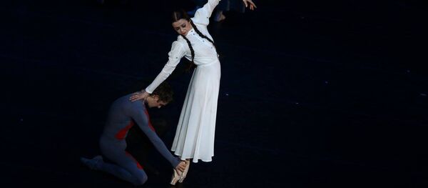 Нино Ананиашвили выступает на сцене с Александром Волчковым - Sputnik Грузия