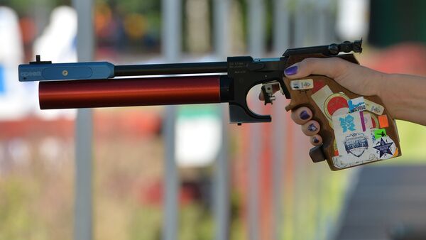Пневматический пистолет в руке спортсменки - Sputnik Грузия