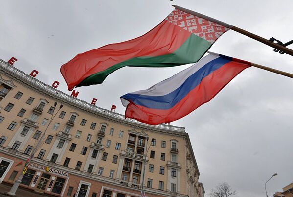 Российский и белорусский флаги появились на проспекте Независимости в Минске рано утром, за несколько часов до начала заседания ВГС. - Sputnik Грузия
