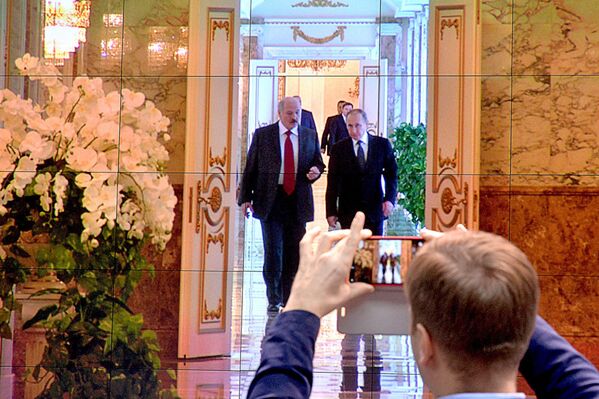Момент встречи президентов Беларуси и РФ транслировали для журналистов на экране в пресс-центре Дворца Независимости. - Sputnik Грузия