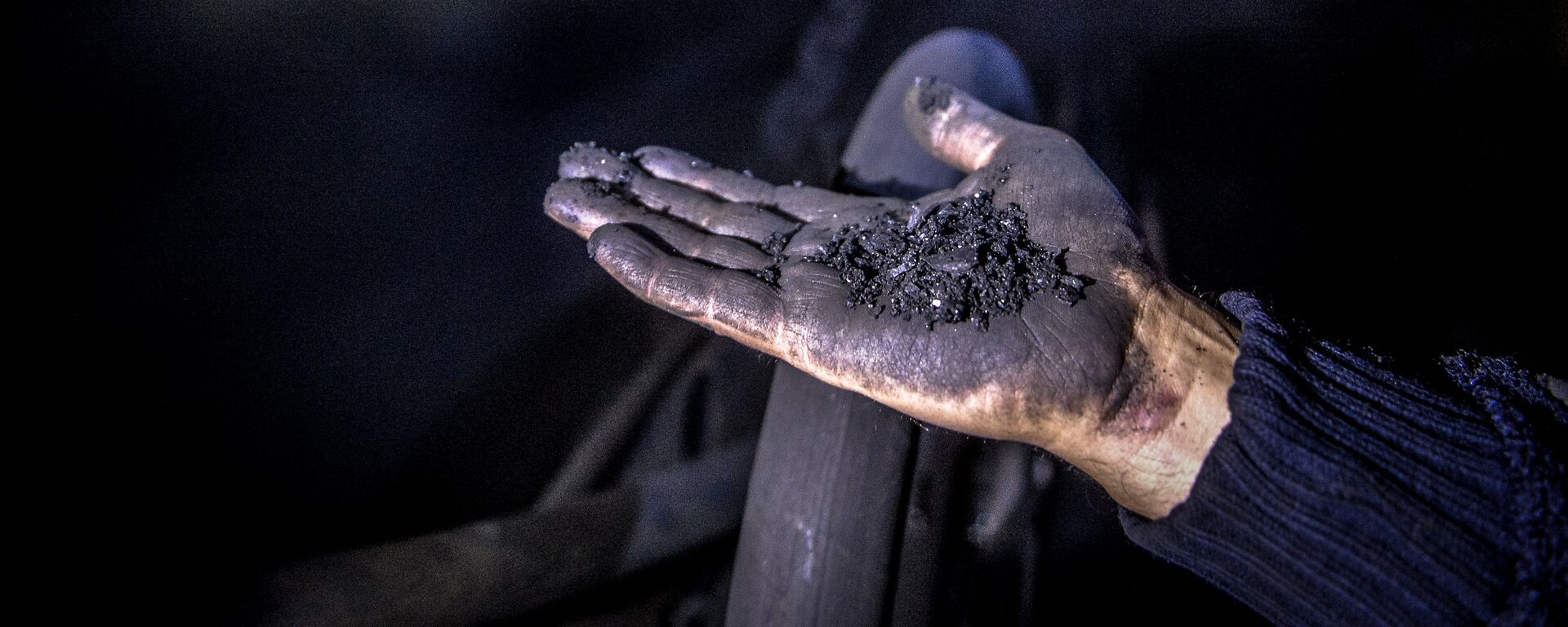 Шахтер показывает уголь на шахте - Sputnik Грузия, 1920, 27.04.2017
