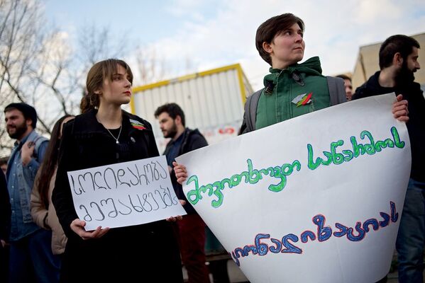 Среди участников акции в защиту шахтеров в основном были представители молодежи. - Sputnik Грузия