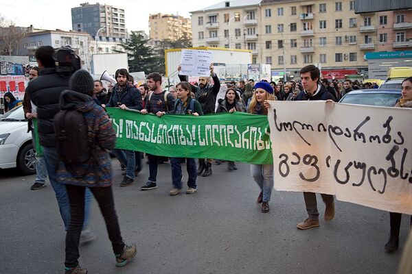 Шествие участников акции в поддержку шахтеров к зданию компании Georgian Industrial Group. - Sputnik Грузия