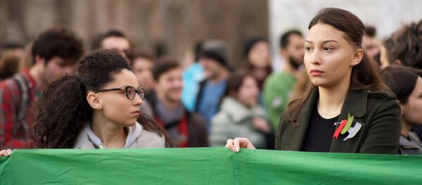 გოგონები საპროტესტო აქციაში - Sputnik საქართველო