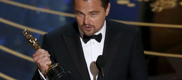 Актер Леонардо Ди Каприо держит в руках статуэтку Оскар - Sputnik Грузия