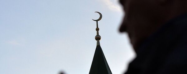 Верующий у мечети - Sputnik Грузия
