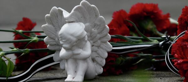 ყვავილები და ანგელოსის ფიგურა დაღუპულთა ხსოვნისთვის - Sputnik საქართველო