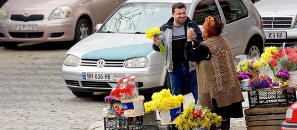 მამაკაცი ყიდულობს ყვავილებს ქუჩის მოვაჭრისგან - Sputnik საქართველო