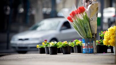 Цветы продаются на улицах столицы Грузии в День матери
