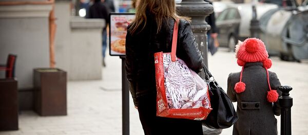 Женщина с дочерью идут по центру грузинской столицы - Sputnik Грузия