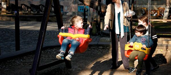 Многодетная семья на прогулке - Sputnik Грузия