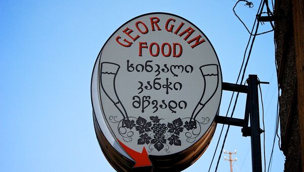 Вывеска грузинского ресторанчика в историческом центре грузинской столицы - Sputnik Грузия