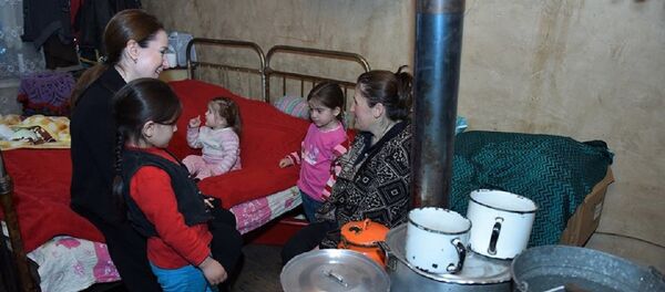 Министр образования Тамар Саникидзе у многодетного директора школы Ирмы Цкипошвили - Sputnik Грузия