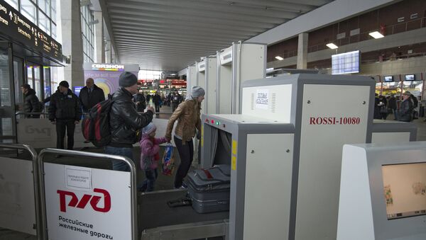 Пассажиры Курского вокзала пропускают свой багаж через сканер в досмотровых зонах - Sputnik Грузия