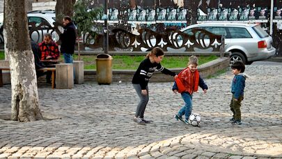 Дети играют в парке в центре грузинской столицы