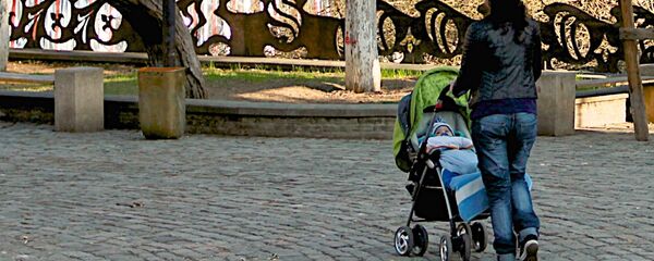 Женщина с ребенком гуляют в парке в центре грузинской столицы - Sputnik Грузия