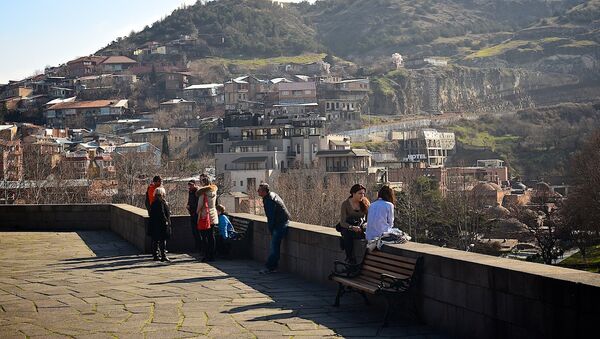 Жители Тбилиси и туристы сидят на перилах у Метехской церкви - Sputnik Грузия