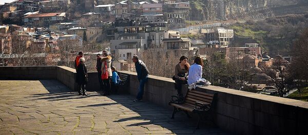 თბილისელები და ქალაქის სტუმრები მეტეხის ტაძართან - Sputnik საქართველო
