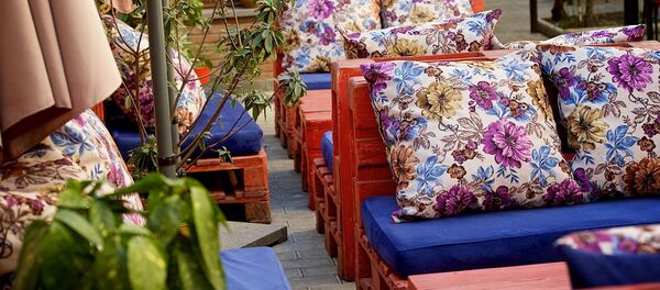 Одно из тбилисских кафе - в начале марта столики уже стоят под открытым небом Одно из тбилисских кафе - в начале марта столики уже стоят под открытым небом - Sputnik Грузия