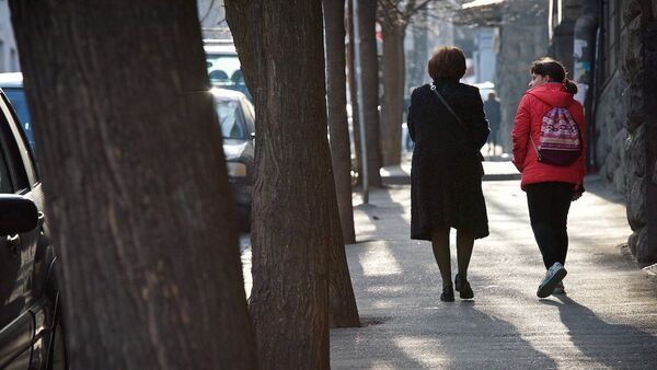 Женщина идет с девочкой по центру Тбилиси - Sputnik Грузия
